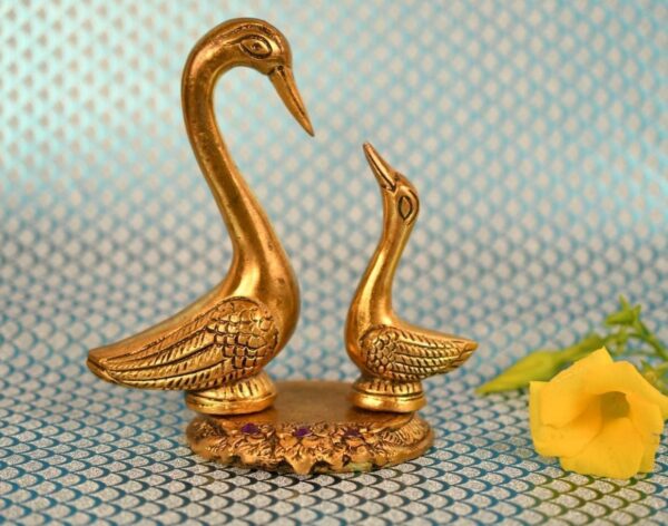 CraftVatika Pair of Kissing Duck Decorative Showpiece Metal Swan Set Statue for Home Table Office Desk Decoration-Gift for him her Couple Anniversary Birthday Valentine, 5x4.5x3 in, Gold (1) swan (minar pant damege) N.8490 (vivek)